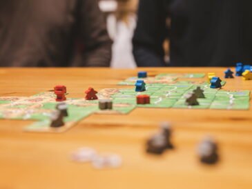 Jakie gry planszowe sprawdzą się na rodzinne wieczory