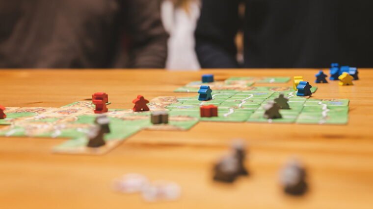 Jakie gry planszowe sprawdzą się na rodzinne wieczory