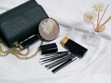 Jaki makijaż do białej sukienki