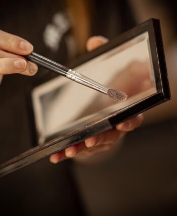 Jaki makijaż do sukienki butelkowa zieleń