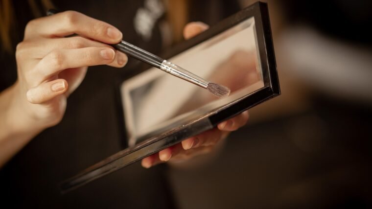 Jaki makijaż do sukienki butelkowa zieleń