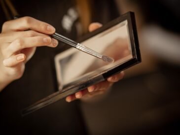 Jaki makijaż do szarej sukienki