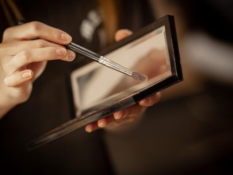 Jaki makijaż do szarej sukienki