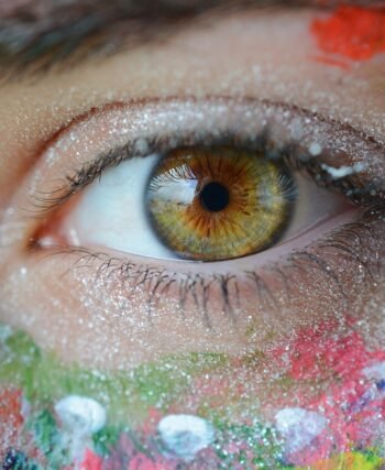 Jaki makijaż do śliwkowej sukienki