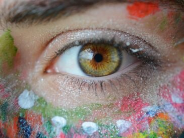 Jaki makijaż do śliwkowej sukienki