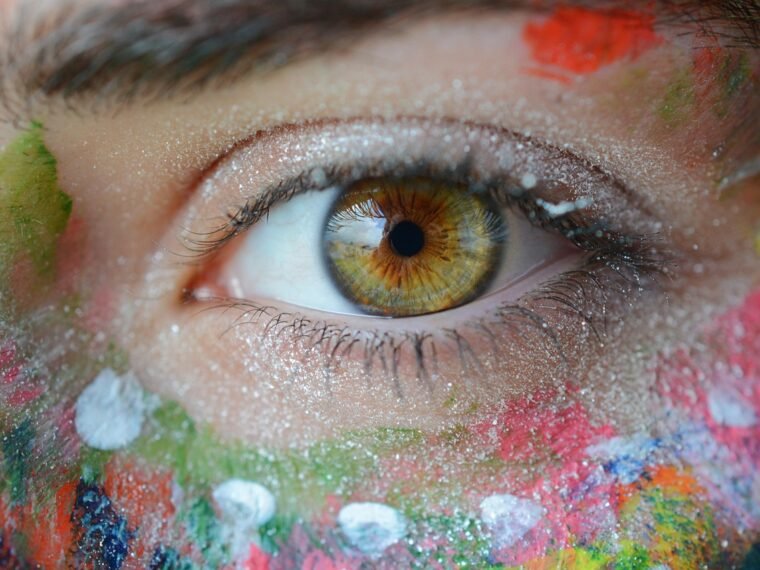 Jaki makijaż do śliwkowej sukienki