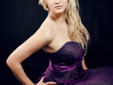 Jaki makijaż do granatowej sukienki