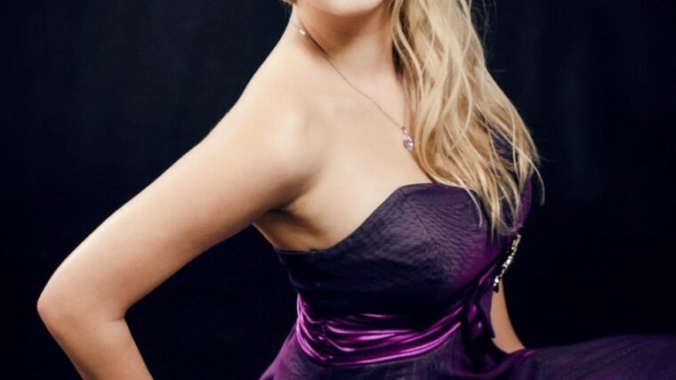 Jaki makijaż do granatowej sukienki