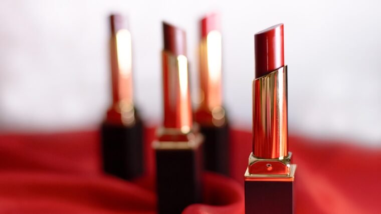 Jaki makijaż do sukienki khaki