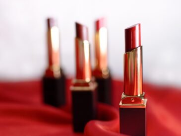 Jaki makijaż do pudrowej sukienki