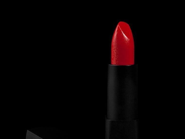 Jaki makijaż do czarno białej sukienki