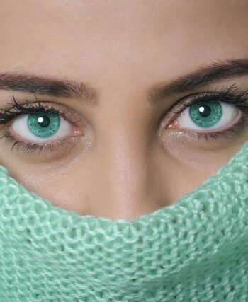 Jaki makijaż do sukienki w kwiaty