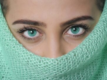 Jaki makijaż do sukienki w kwiaty