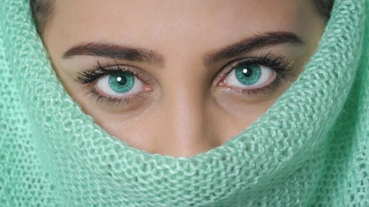 Jaki makijaż do sukienki w kwiaty