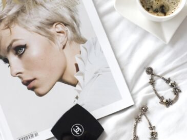 Jaki makijaż do wrzosowej sukienki