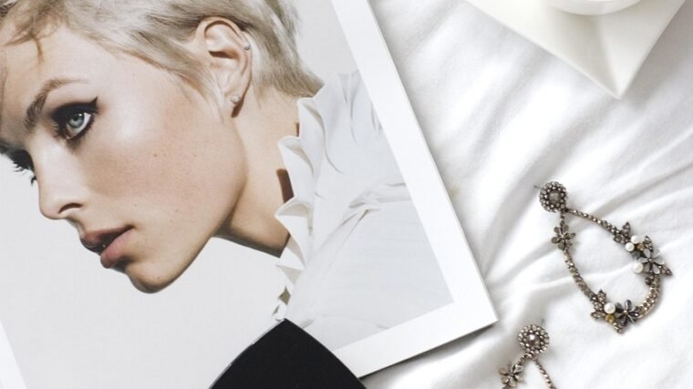 Jaki makijaż do wrzosowej sukienki