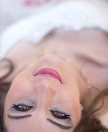 Jaki makijaż do łososiowej sukienki