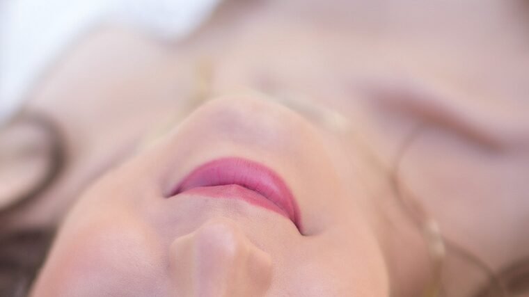 Jaki makijaż do łososiowej sukienki