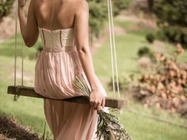 Jaki makijaż do niebieskiej sukienki